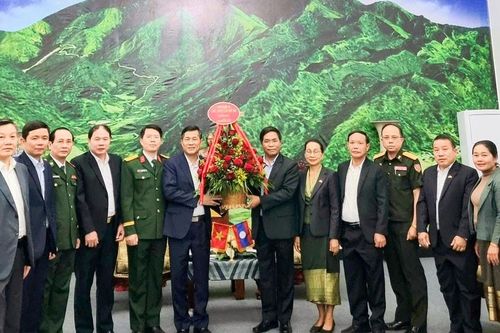 Lãnh đạo tỉnh Nghệ An chúc Tết Bunpimay tỉnh Xay Sổm Bun
