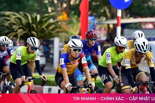 Các cua-rơ cúp 'Non sông liền một dải' đua chặng qua Hà Tĩnh