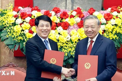 Bàn giao công tác giữa Tổng Bí thư, Chủ tịch nước Tô Lâm và nguyên Chủ tịch nước Lương Cường