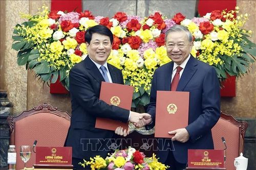 Bàn giao công tác giữa Tổng Bí thư, Chủ tịch nước Tô Lâm và nguyên Chủ tịch nước Lương Cường