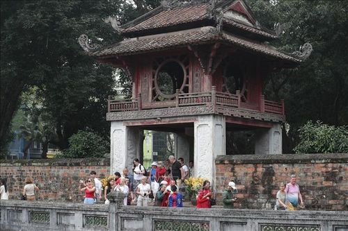 Nhanh chóng trao trả tài sản bị thất lạc cho du khách Pháp tham quan Văn Miếu - Quốc Tử Giám
