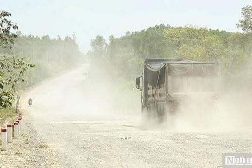 Dân khổ sở vì đường hư hỏng, bụi phủ trắng xóa như sương mù