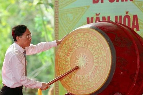 Dòng người đổ về Đền Bà Triệu giữa nắng nóng, tưởng nhớ nữ anh hùng dân tộc