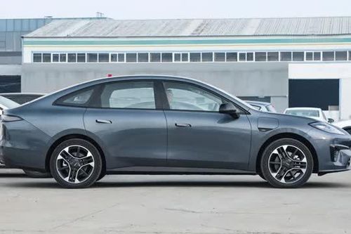 Xe sedan hạng D công suất 201 mã lực, giá gần 350 triệu đồng