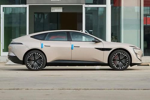 Xe sedan hạng sang dài hơn 5 mét, mạnh 968 mã lực, giá hơn 1,1 tỷ đồng