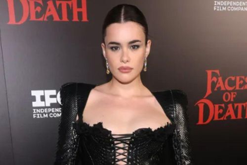 Barbie Ferreira 'lột xác' với giày cao gót nhuốm máu và váy da rắn cá tính