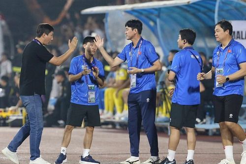 Trợ lý người Hàn Quốc bất ngờ chia tay ĐT Việt Nam; Leicester City đối mặt kịch bản rớt hạng Championship
