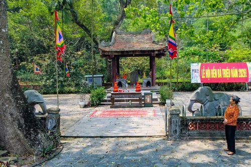 Thăm mộ Vua Bà