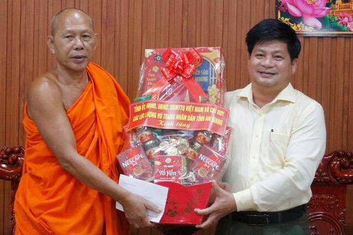 Trưởng ban Tuyên giáo và Dân vận Tỉnh ủy An Giang Tống Phước Trường chúc Tết Chôl Chnăm Thmây