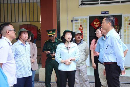 Phó Chủ tịch UBND tỉnh An Giang Nguyễn Thị Minh Thúy khảo sát cơ sở y tế, giáo dục tại đặc khu Kiên Hải