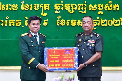 Bộ Chỉ huy Quân sự tỉnh An Giang chúc tết các đơn vị Quân đội Hoàng gia Campuchia