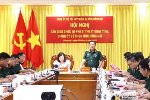 Bàn giao chức vụ Phó Bí thư Thường trực Đảng ủy, Chính ủy Bộ Chỉ huy Quân sự tỉnh Đồng Nai