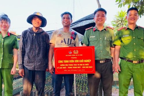 Chi đoàn Công an xã Hra tặng 5.000 cây giống cà phê cho người dân làng K'Dung