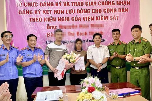 Tờ giấy kết hôn sau song sắt