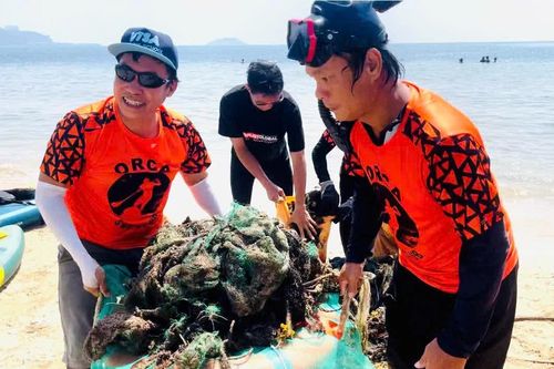Gỡ 'lưới ma', cứu rạn san hô vịnh Nha Trang