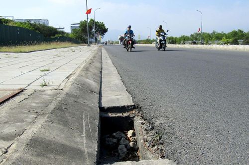 Cần đậy nắp cống thoát nước