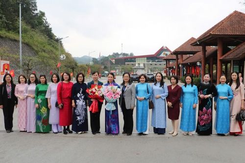 Phụ nữ hội nhập quốc tế