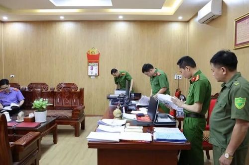 Bắt tạm giam 4 cán bộ 'ăn chặn' tiền trợ cấp của người tâm thần và học sinh