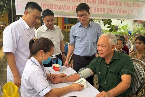 Gần 1.000 lượt người dân xã Xuân Ái được khám sức khỏe miễn phí