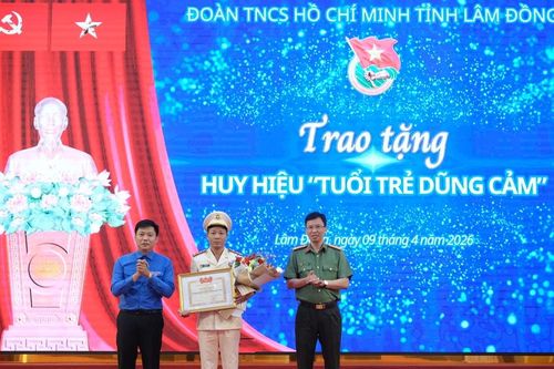 Trao Huy hiệu 'Tuổi trẻ dũng cảm' cho cán bộ Công an Lâm Đồng