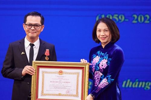 NSND Trung Hiếu, Xuân Bắc và đạo diễn phim 714 tỷ nhận Huân chương Lao động