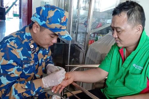 Ngư dân Lâm Đồng gặp nạn trên biển được quân y Nhà giàn DK1/7 kịp thời cứu chữa