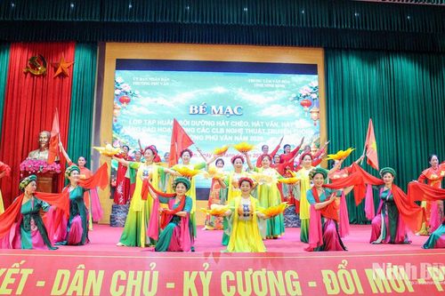 Bế mạc lớp tập huấn, bồi dưỡng hát Chèo, hát Văn, hát Xẩm phường Phù Vân