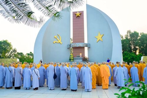 Đồng Tháp: Dâng hương tưởng niệm tiền nhân và đảnh lễ Tam bảo trước thềm Đại hội đại biểu Phật giáo tỉnh