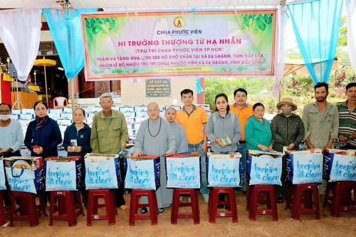 Ni trưởng Thích nữ Từ Nhẫn tặng 300 phần quà đến người dân xã Ea Drăng, Đắk Lắk