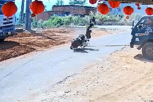 Hai xe tải kéo nhau gây tai nạn cho người đi xe máy