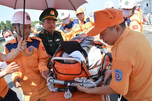 13 giờ chạy đua trên biển cứu thuyền viên Philippines giữa hải trình quốc tế