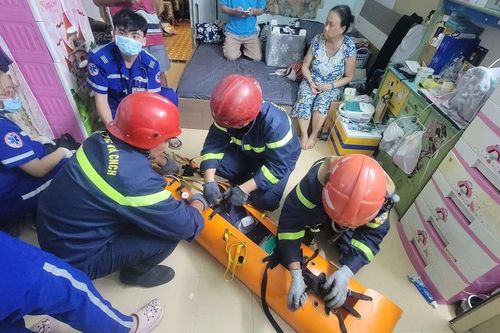 Cảnh sát nỗ lực cứu hộ người đàn ông hôn mê mắc kẹt trên tầng 2 căn nhà hẹp