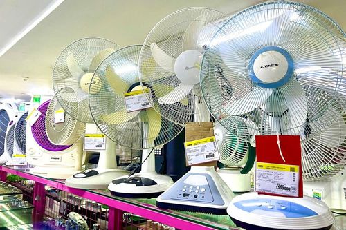 Chi tiền triệu sắm quạt tích điện, chủ động ứng phó sự cố mất điện mùa hè