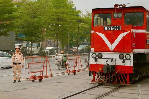 Hà Nội: Bị CSGT xử phạt, nhiều tài xế trần tình đủ lý do cố vượt đèn đỏ đường sắt