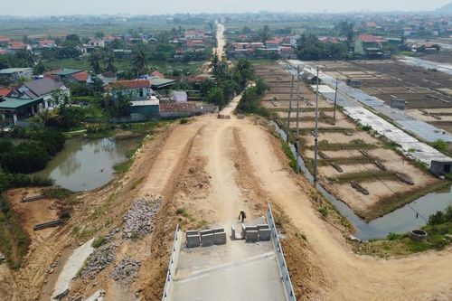 Nghệ An: Cầu trăm tỷ chưa thể lưu thông vì vướng mặt bằng làm đường dẫn