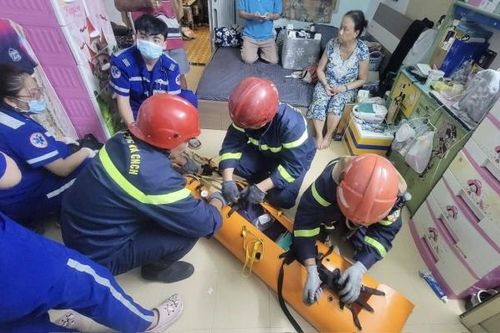 Cảnh sát cứu hộ người đàn ông nguy kịch từ tầng 2 căn nhà