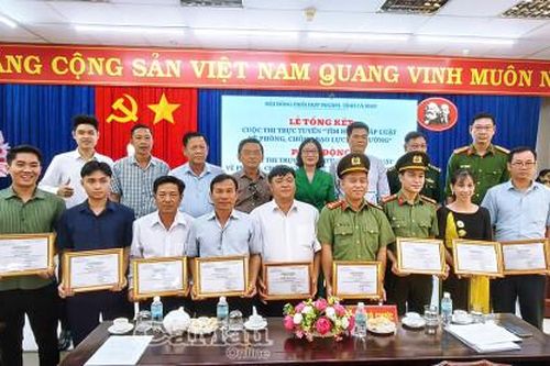 Thí sinh Hứa Thanh Vủ đoạt giải Nhất cuộc thi tìm hiểu pháp luật về phòng, chống bạo lực học đường