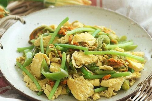 Từng mọc đầy ngoài vườn 'không ai bán', loại hoa này nay thành đặc sản giá tới 70.000 đồng/kg