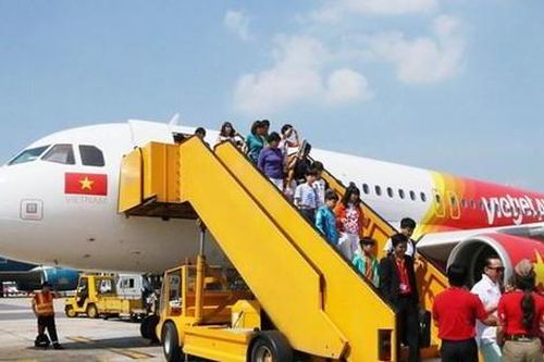 Vé máy bay dịp 30/4 tăng mạnh, nhiều chặng chạm trần