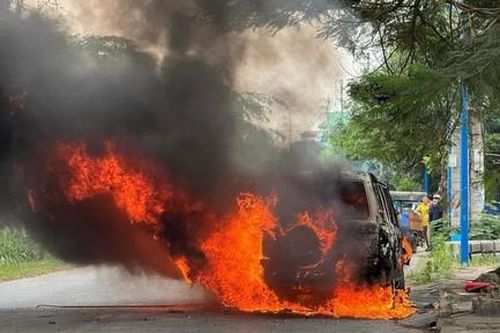 Ôtô đậu bên lề đường ở Hải Phòng bất ngờ bốc cháy dữ dội