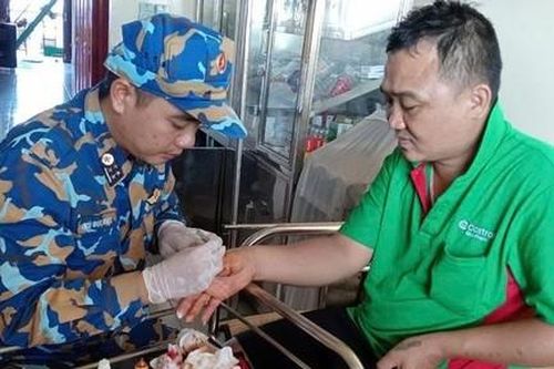 Quân y Nhà giàn DK1/7 kịp thời cứu ngư dân bị thương trên biển