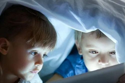 Có nên cấm trẻ em sử dụng mạng xã hội?