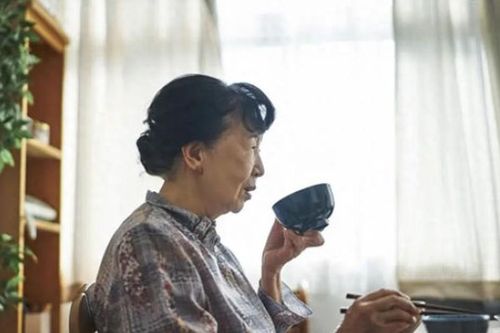 10 năm làm giúp việc cho bà cụ giàu có, tôi nhận được món quà ấm lòng sau ngày bà ra đi
