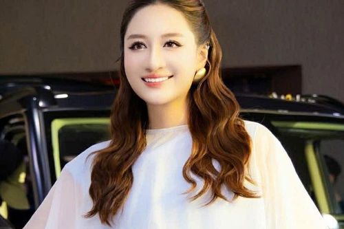 Chân dung Hải Vân - Nữ MC thành thạo 3 ngoại ngữ vừa giành Á hậu Văn hóa Việt Nam