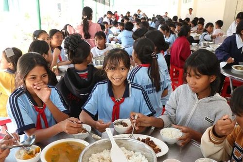 Hình ảnh bữa ăn bán trú của học sinh nông thôn vùng cao xã Phước Hà