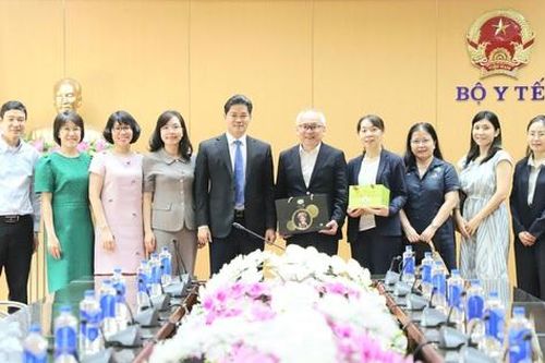 Thứ trưởng Thường trực Vũ Mạnh Hà tiếp và làm việc với chuyên gia cố vấn chính sách y tế của JICA
