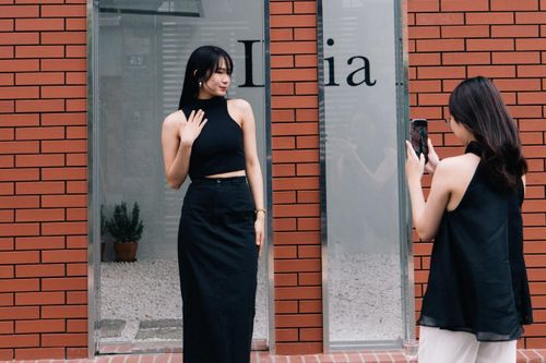 Khách vào quán cà phê thay 10 bộ đồ chụp ảnh