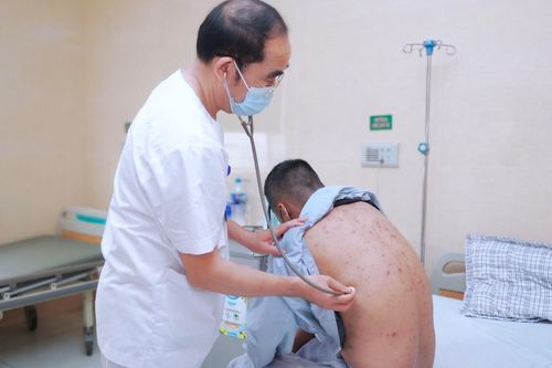 Nhập viện với dày đặc nốt mủ đục vì chủ quan căn bệnh tưởng nhẹ