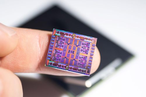 'Cụ ông' 74 tuổi tham vọng sản xuất chip trên Mặt Trăng