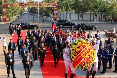 Thường trực Ban Bí thư Trần Cẩm Tú đặt vòng hoa tại Đài Độc lập, Đài tưởng niệm cố Quốc vương Norodom Sihanouk và Đài Hữu nghị Campuchia-Việt Nam